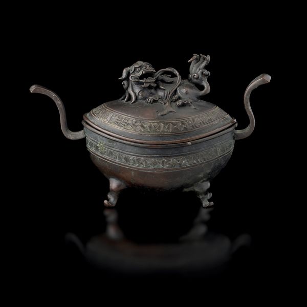 Incensiere in bronzo con alla presa cane di Pho, Cina, Dinastia Qing, epoca Qianlong (1736-1796)<BR>  - Asta Fine Chinese Works of Art - Associazione Nazionale - Case d'Asta italiane