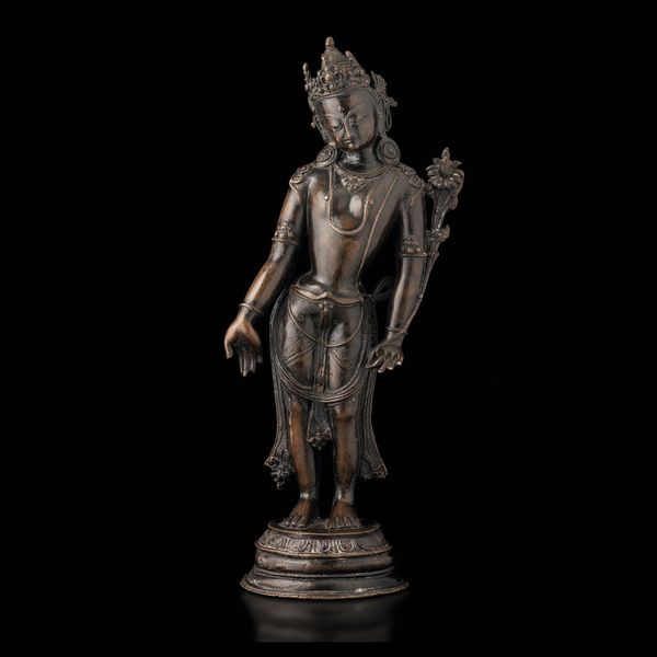 Figura di Padmapani stante in bronzo, Nepal, XVII secolo  - Asta Fine Chinese Works of Art - Associazione Nazionale - Case d'Asta italiane