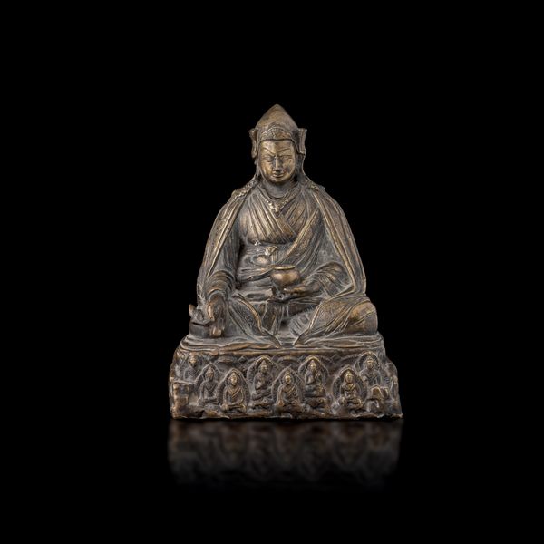 Figura di Lama raffigurante Padmasambhava con molteplici Buddha alla base, Tibet, XVIII secolo  - Asta Fine Chinese Works of Art - Associazione Nazionale - Case d'Asta italiane