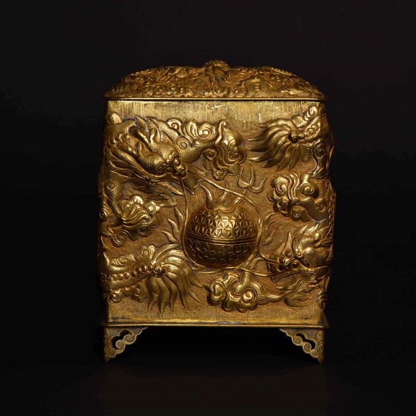 Cofanetto in bronzo dorato con figure di draghi a rilievo, Cina, Dinastia Qing, XIX secolo  - Asta Fine Chinese Works of Art - Associazione Nazionale - Case d'Asta italiane