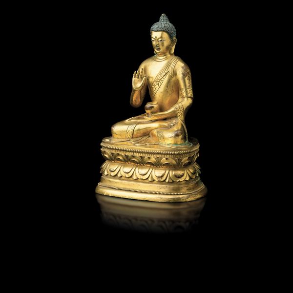 Figura di Sakyamuni in trono su doppio fiore di loto in bronzo dorato, Mongolia, scuola Zanabazar, XVII secolo  - Asta Fine Chinese Works of Art - Associazione Nazionale - Case d'Asta italiane