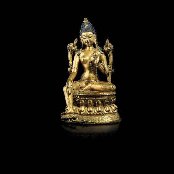 Figura di Shyamatara seduta su fiore di loto, in bronzo dorato, Tibet, XVII secolo  - Asta Fine Chinese Works of Art - Associazione Nazionale - Case d'Asta italiane