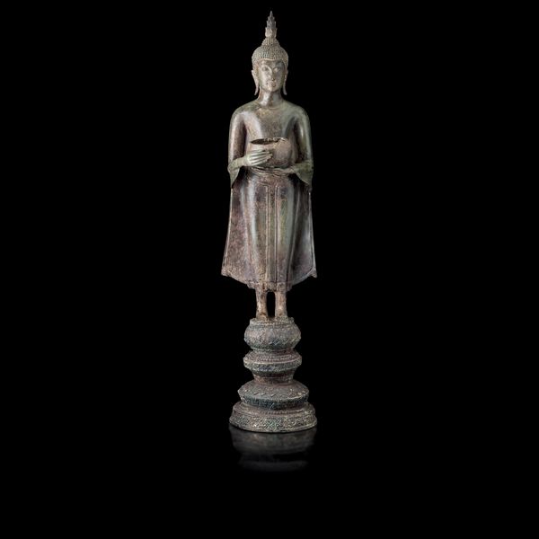 Grande figura stante di Buddha in bronzo, Thailandia, Dinastia di Thonburi (1768-1782)  - Asta Fine Chinese Works of Art - Associazione Nazionale - Case d'Asta italiane