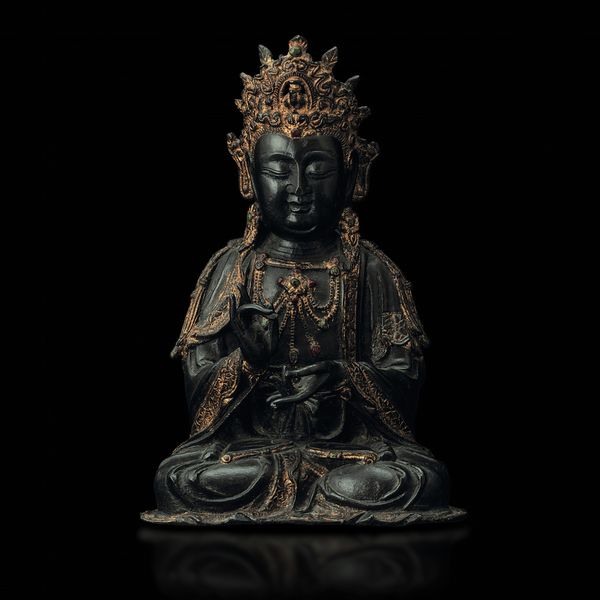 Figura di Guanyin incoronata in bronzo con tracce di doratura, Cina, Dinastia Ming, XVII secolo  - Asta Fine Chinese Works of Art - Associazione Nazionale - Case d'Asta italiane