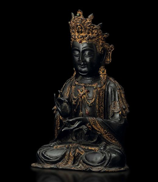 Figura di Guanyin incoronata in bronzo con tracce di doratura, Cina, Dinastia Ming, XVII secolo  - Asta Fine Chinese Works of Art - Associazione Nazionale - Case d'Asta italiane