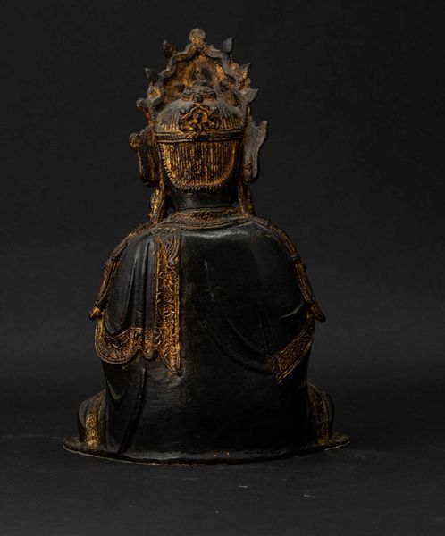 Figura di Guanyin incoronata in bronzo con tracce di doratura, Cina, Dinastia Ming, XVII secolo  - Asta Fine Chinese Works of Art - Associazione Nazionale - Case d'Asta italiane