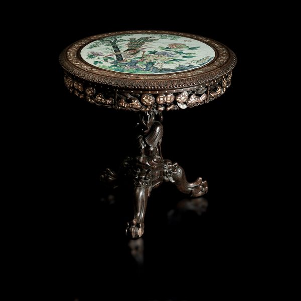 Tavolo rotondo in legno con inserti in madreperla e piano con placca in porcellana Famiglia Rosa raffigurante fenice e peonie in fiore, Cina, Dinastia Qing, XIX secolo  - Asta Fine Chinese Works of Art - Associazione Nazionale - Case d'Asta italiane