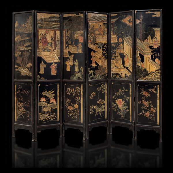 Grande paravento a sei ante in legno laccato coromandel con scene di vita comune e decoro floreale, sul retro grandi iscrizioni, Cina, Dinastia Qing, XIX secolo  - Asta Fine Chinese Works of Art - Associazione Nazionale - Case d'Asta italiane