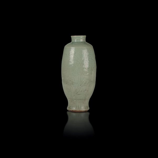 Vaso in porcellana celadon longquan a decoro floreale, Cina, Dinastia Ming, XV secolo  - Asta Fine Chinese Works of Art - Associazione Nazionale - Case d'Asta italiane