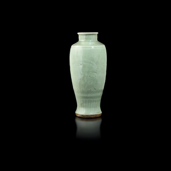 Vaso in porcellana celadon longquan, Cina, Dinastia Ming, XV secolo  - Asta Fine Chinese Works of Art - Associazione Nazionale - Case d'Asta italiane