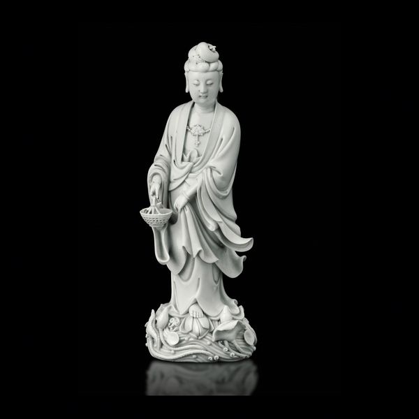 Figura in porcellana di Guanyin in porcellana blanc de Chine, Cina, Dehua, Dinastia Qing, XIX secolo  - Asta Fine Chinese Works of Art - Associazione Nazionale - Case d'Asta italiane