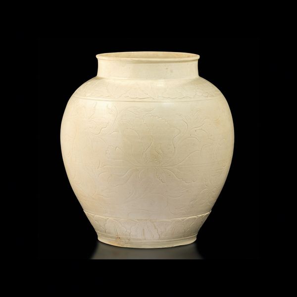 Vaso in porcellana monocroma ding a decoro floreale inciso, Cina, Dinastia Song, Song del Nord (960-1127)  - Asta Fine Chinese Works of Art - Associazione Nazionale - Case d'Asta italiane