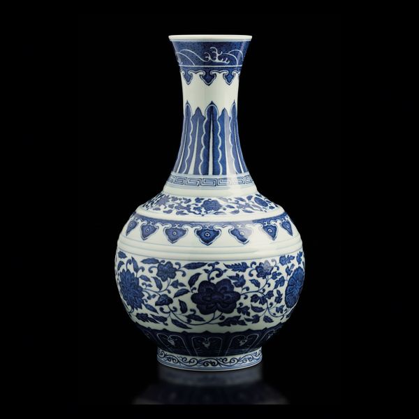 Vaso a bottiglia in porcellana bianca e blu a decoro floreale, Cina, Dinastia Qing, marca e del periodo Guangxu (1875-1908)<BR>  - Asta Fine Chinese Works of Art - Associazione Nazionale - Case d'Asta italiane