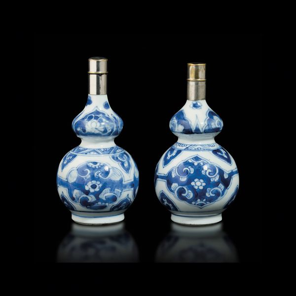 Coppia di vasetti a doppia zucca in porcellana bianca e blu, Cina, epoca Qing, periodo Kangxi (1662-1722)  - Asta Fine Chinese Works of Art - Associazione Nazionale - Case d'Asta italiane