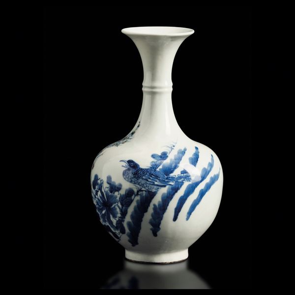 Piccolo vaso in porcellana bianca e blu a decoro naturalistico, Cina, Dinastia Qing, epoca Guangxu (1875-1908)<BR>  - Asta Fine Chinese Works of Art - Associazione Nazionale - Case d'Asta italiane