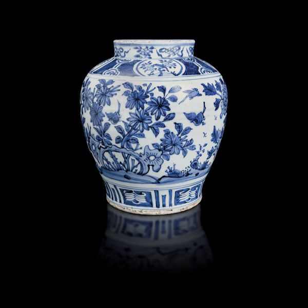 Vaso in porcellana bianca e blu a decoro floreale, Cina, Dinastia Qing, epoca Shunzhi (1644-1661)  - Asta Fine Chinese Works of Art - Associazione Nazionale - Case d'Asta italiane