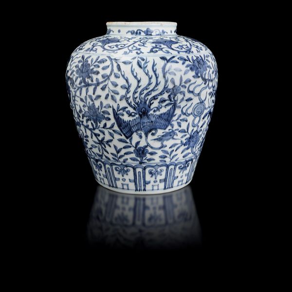 Vaso in porcellana bianca e blu a decoro floreale con fenice e drago, Cina, Dinastia Qing, epoca Shunzhi (1644-1661)  - Asta Fine Chinese Works of Art - Associazione Nazionale - Case d'Asta italiane