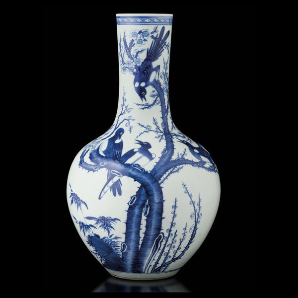 Vaso a bottiglia in porcellana bianca e blu a decoro di uccelli su rami, Cina, Dinastia Qing, epoca Guangxu (1875-1908)  - Asta Fine Chinese Works of Art - Associazione Nazionale - Case d'Asta italiane