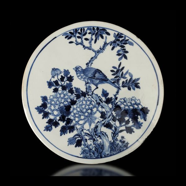 Piatto in porcellana bianca e blu a decoro naturalistico, Cina, Dinastia Qing, epoca Guangxu (1875-1908)  - Asta Fine Chinese Works of Art - Associazione Nazionale - Case d'Asta italiane