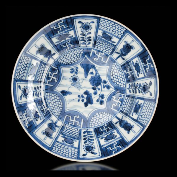 Piatto in porcellana bianca e blu con decoro geometrico, Cina, Dinastia Ming, epoca Wanli (1573-1619)  - Asta Fine Chinese Works of Art - Associazione Nazionale - Case d'Asta italiane