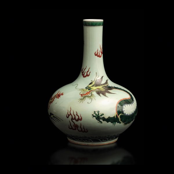 Vaso a bottiglia in porcellana, Famiglia Verde, a decoro di drago, Cina, Dinastia Qing, epoca Guangxu (1875-1908)<BR>  - Asta Fine Chinese Works of Art - Associazione Nazionale - Case d'Asta italiane