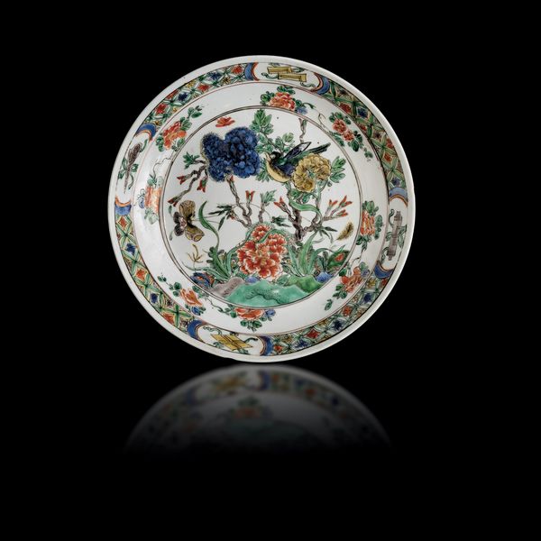 Piatto in porcellana Famiglia Verde a decoro floreale, Cina, Dinastia Qing, epoca Kangxi (1662-1722)<BR>  - Asta Fine Chinese Works of Art - Associazione Nazionale - Case d'Asta italiane