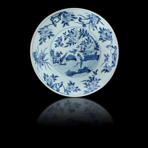 Piatto in porcellana bianca e blu a decoro di uccellini in paesaggio floreale, Cina, Dinastia Qing, epoca Qianlong (1736-1796)<BR>  - Asta Fine Chinese Works of Art - Associazione Nazionale - Case d'Asta italiane