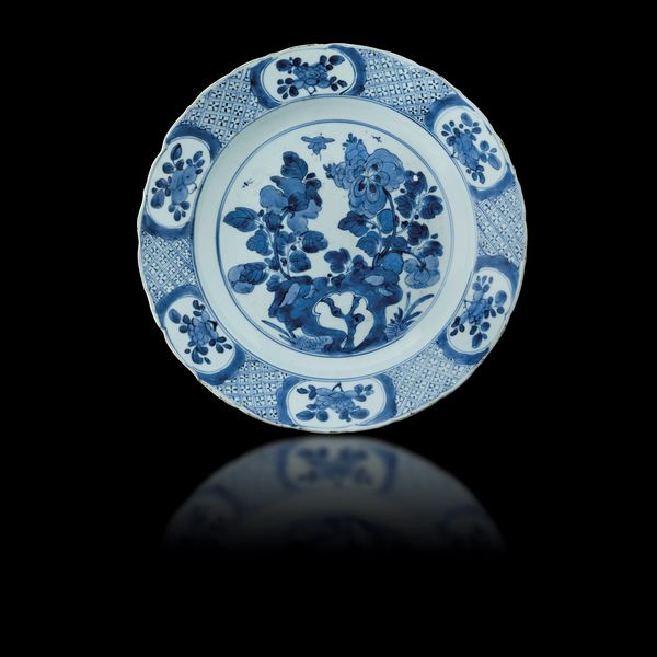 Piatto in porcellana bianca e blu a decoro floreale,Cina, Dinastia Qing, epoca Yongzheng (1723-1735)<BR>  - Asta Fine Chinese Works of Art - Associazione Nazionale - Case d'Asta italiane