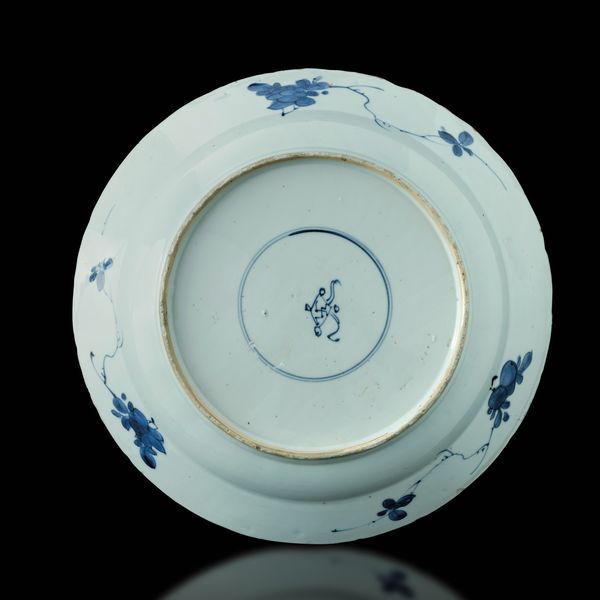 Piatto in porcellana bianca e blu a decoro floreale,Cina, Dinastia Qing, epoca Yongzheng (1723-1735)<BR>  - Asta Fine Chinese Works of Art - Associazione Nazionale - Case d'Asta italiane