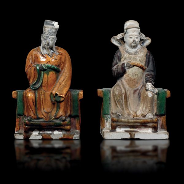 Due figure di dignitari in stoneware sancai nei toni del giallo, verde e burro, Cina, Dinastia Ming, XVI secolo  - Asta Fine Chinese Works of Art - Associazione Nazionale - Case d'Asta italiane