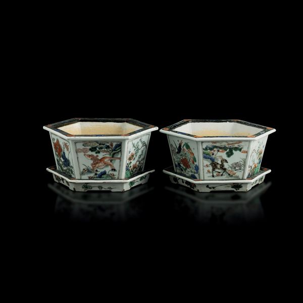 Coppia di giardiniere esagonali in porcellana Famiglia Verde con raffigurazioni naturalistiche entro riserve e decori floreali, Cina, Dinastia Qing, epoca Daoguang (1821-1850)  - Asta Fine Chinese Works of Art - Associazione Nazionale - Case d'Asta italiane