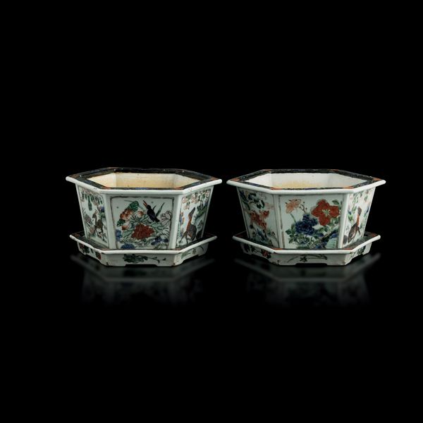 Coppia di giardiniere esagonali in porcellana Famiglia Verde con raffigurazioni naturalistiche entro riserve e decori floreali, Cina, Dinastia Qing, epoca Daoguang (1821-1850)  - Asta Fine Chinese Works of Art - Associazione Nazionale - Case d'Asta italiane