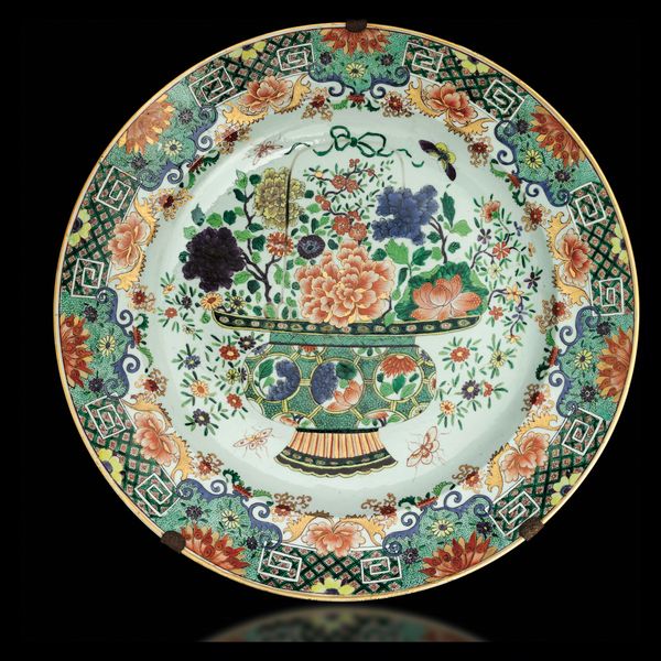 Grande piatto in porcellana a decoro floreale, Famiglia Verde, Samson, XIX secolo  - Asta Fine Chinese Works of Art - Associazione Nazionale - Case d'Asta italiane