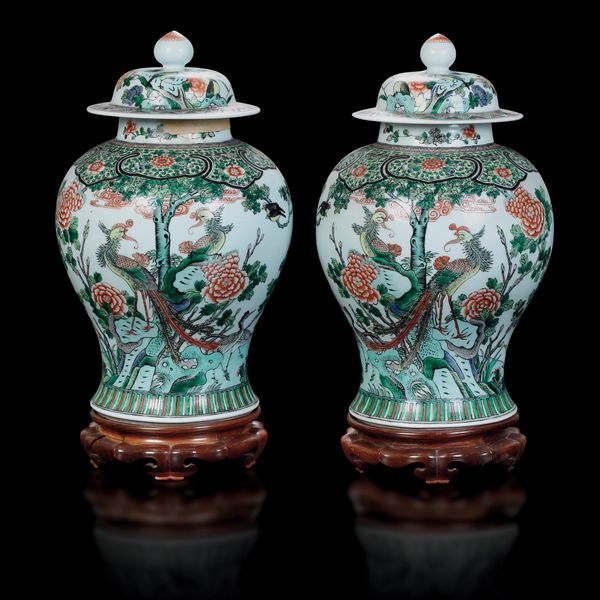 Coppia di potiches in porcellana a decoro floreale, Famiglia Verde, Cina, Dinastia Qing, epoca Guangxu (1875-1908)<BR>  - Asta Fine Chinese Works of Art - Associazione Nazionale - Case d'Asta italiane