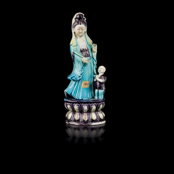 Figura di Guanyin con bambino in porcellana policroma, Cina, Dinastia Qing, epoca Kangxi (1662-1722)<BR><BR>  - Asta Fine Chinese Works of Art - Associazione Nazionale - Case d'Asta italiane