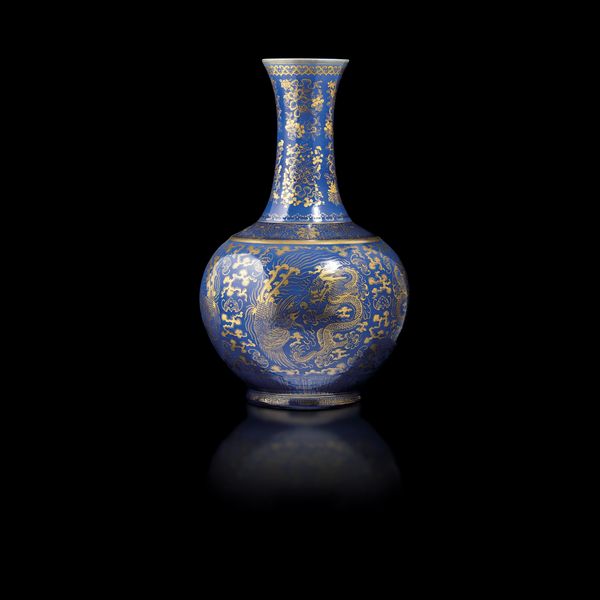 Vaso a bottiglia in porcellana blu poudret lumeggiato oro a decoro geometrico e con draghi, Cina, Dinastia Qing, marca e del periodo Guangxu (1875-1908)  - Asta Fine Chinese Works of Art - Associazione Nazionale - Case d'Asta italiane