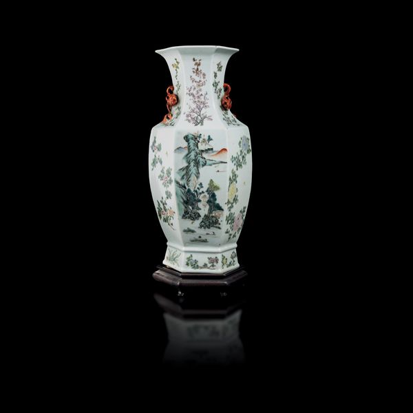 Vaso in porcellana a decoro di paesaggio con fiori e melograni, Cina, Dinastia Qing, epoca Daoguang (1821-1850)  - Asta Fine Chinese Works of Art - Associazione Nazionale - Case d'Asta italiane