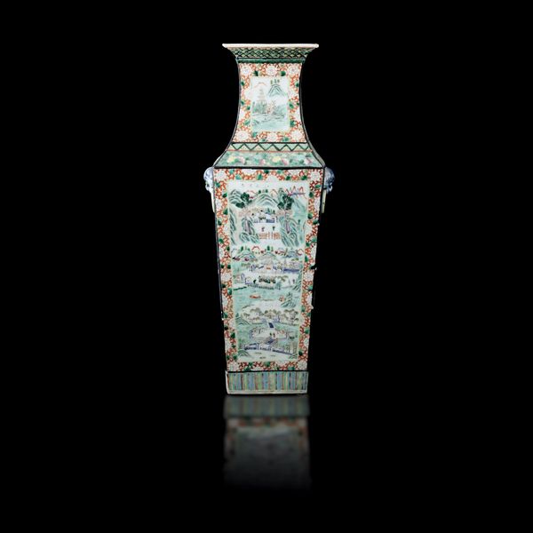 Vaso squadrato in porcellana Famiglia Verde con decoro a paesaggio, Cina, Dinastia Qing, epoca Daoguang (1821-1850)  - Asta Fine Chinese Works of Art - Associazione Nazionale - Case d'Asta italiane