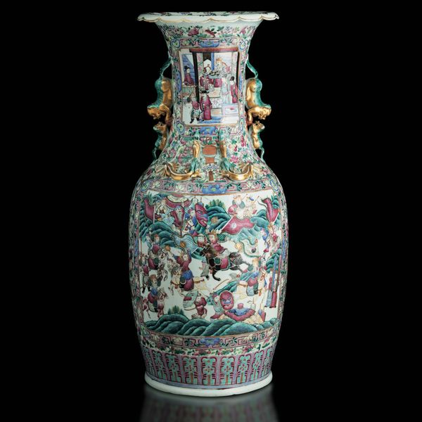 Vaso a balaustro in porcellana Famiglia Rosa con figure di draghetti a rilievo, scene di vita comune entro riserve e decori floreali, Cina, Dinastia Qing, epoca Guangxu (1875-1908)  - Asta Fine Chinese Works of Art - Associazione Nazionale - Case d'Asta italiane