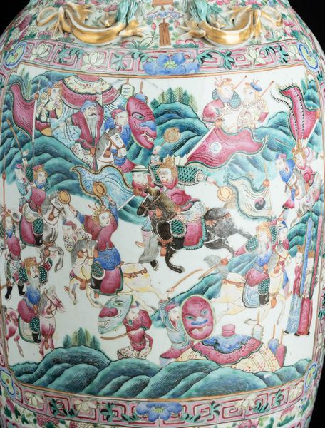 Vaso a balaustro in porcellana Famiglia Rosa con figure di draghetti a rilievo, scene di vita comune entro riserve e decori floreali, Cina, Dinastia Qing, epoca Guangxu (1875-1908)  - Asta Fine Chinese Works of Art - Associazione Nazionale - Case d'Asta italiane