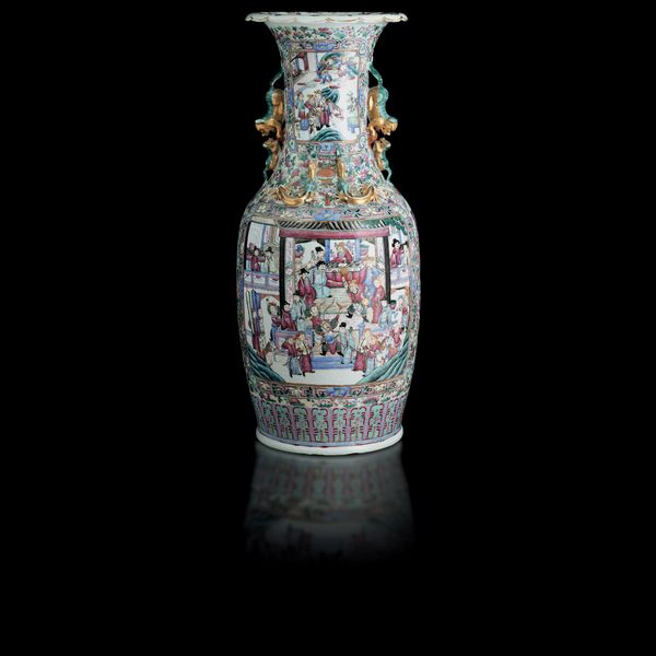 Vaso a balaustro in porcellana Famiglia Rosa con figure di draghetti a rilievo, scene di vita comune entro riserve e decori floreali, Cina, Dinastia Qing, epoca Guangxu (1875-1908)  - Asta Fine Chinese Works of Art - Associazione Nazionale - Case d'Asta italiane