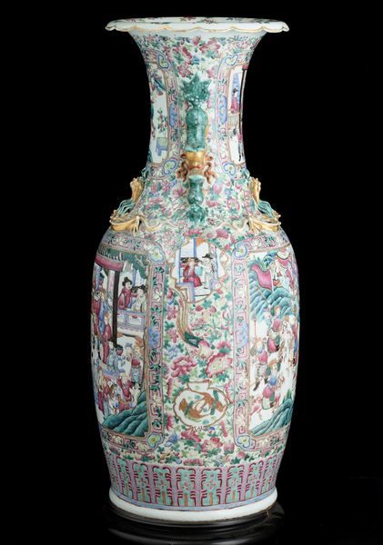 Vaso a balaustro in porcellana Famiglia Rosa con figure di draghetti a rilievo, scene di vita comune entro riserve e decori floreali, Cina, Dinastia Qing, epoca Guangxu (1875-1908)  - Asta Fine Chinese Works of Art - Associazione Nazionale - Case d'Asta italiane