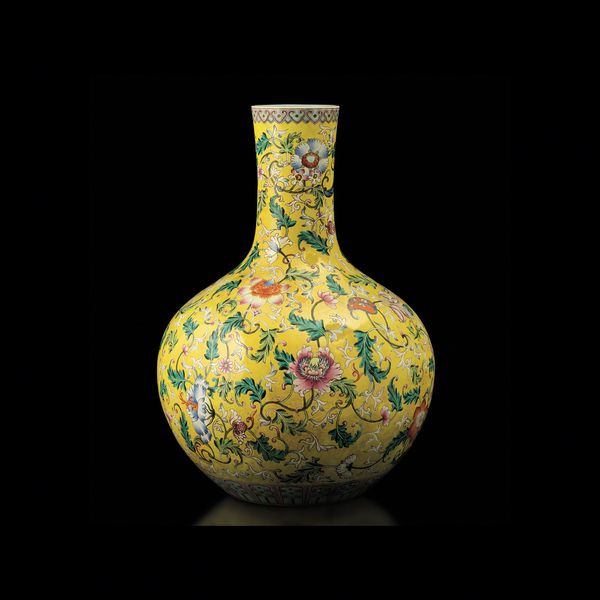 Grande vaso in porcellana a smalti policromi, sfondo giallo, Cina, Repubblica, XX secolo  - Asta Fine Chinese Works of Art - Associazione Nazionale - Case d'Asta italiane