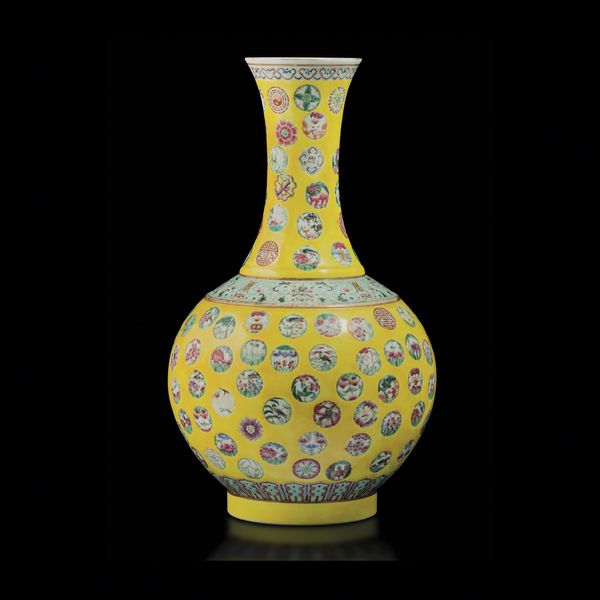 Grande vaso a bottiglia in porcellana a decoro con sfondo giallo, marca apocrifa Guangxu, Cina, Repubblica, XX secolo  - Asta Fine Chinese Works of Art - Associazione Nazionale - Case d'Asta italiane