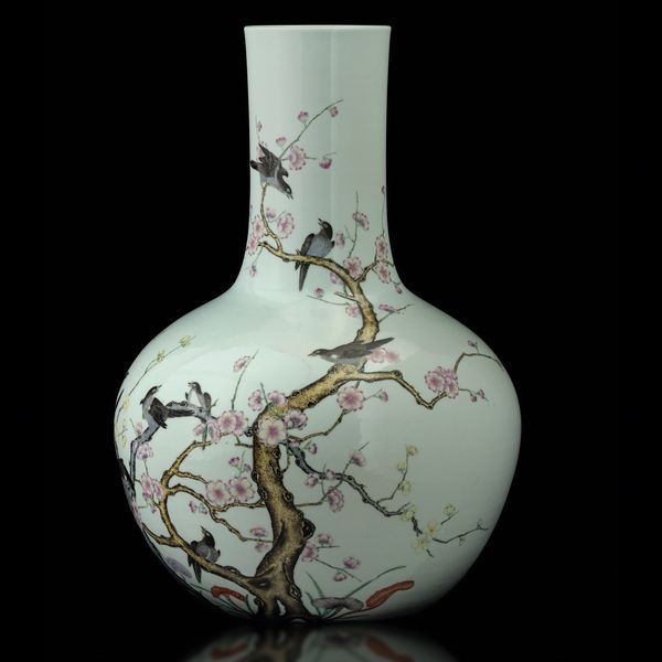 Grande vaso in porcellana con decoro di uccellini nello stile di falangcai tra rami di ciliegio in fiore, Cina, Dinastia Qing, probabilmente marca e del periodo Qianlong (1736-1796)  - Asta Fine Chinese Works of Art - Associazione Nazionale - Case d'Asta italiane