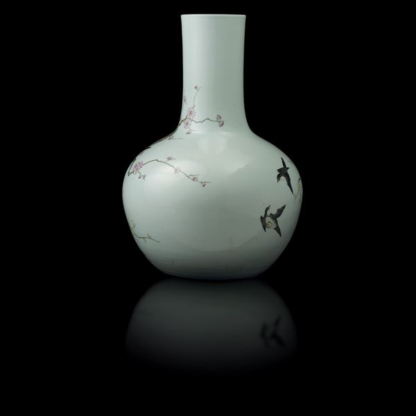 Grande vaso in porcellana con decoro di uccellini nello stile di falangcai tra rami di ciliegio in fiore, Cina, Dinastia Qing, probabilmente marca e del periodo Qianlong (1736-1796)  - Asta Fine Chinese Works of Art - Associazione Nazionale - Case d'Asta italiane