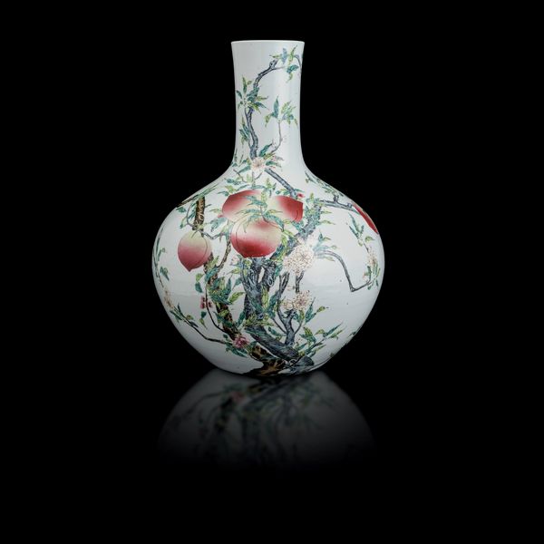 Grande vaso a bottiglia in porcellana decorato a pesche con rami e fiori di pesco,Cina, Dinastia Qing, epoca Guangxu (1875-1908)<BR>  - Asta Fine Chinese Works of Art - Associazione Nazionale - Case d'Asta italiane