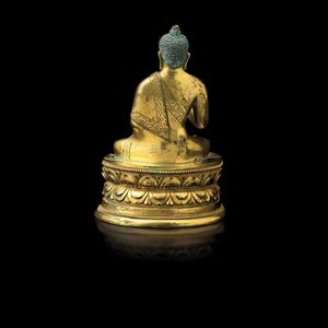 Figura di Sakyamuni in trono su doppio fiore di loto in bronzo dorato, Mongolia, scuola Zanabazar, XVII secolo  - Asta Fine Chinese Works of Art - Associazione Nazionale - Case d'Asta italiane