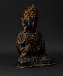 Figura di Guanyin incoronata in bronzo con tracce di doratura, Cina, Dinastia Ming, XVII secolo  - Asta Fine Chinese Works of Art - Associazione Nazionale - Case d'Asta italiane