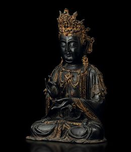 Figura di Guanyin incoronata in bronzo con tracce di doratura, Cina, Dinastia Ming, XVII secolo  - Asta Fine Chinese Works of Art - Associazione Nazionale - Case d'Asta italiane